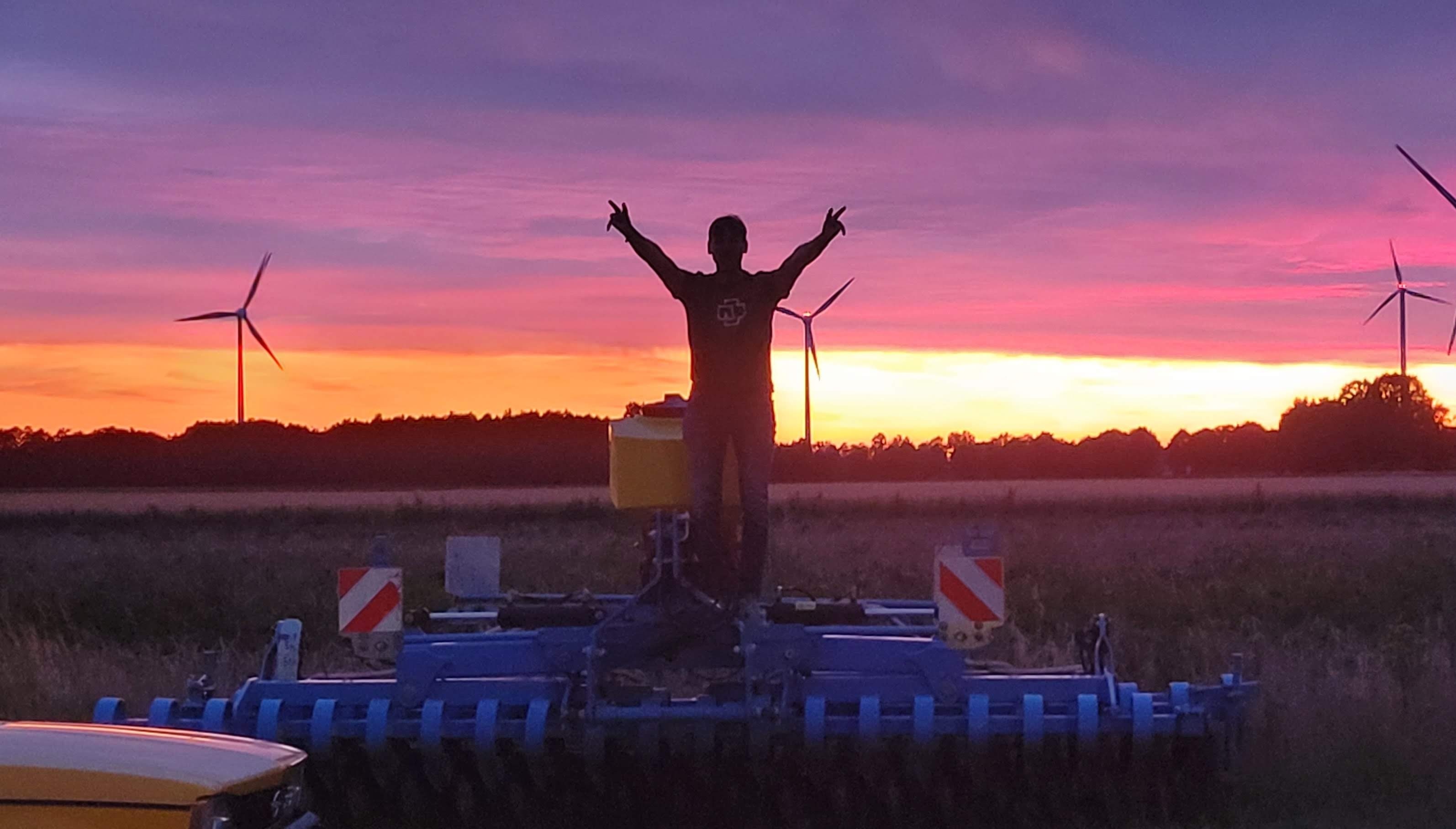 Sonnenuntergang über dem Feld